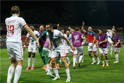 Die „Roten Löwen“ feierten nach Spielende vor den rund 20 angereisten Luxemburger Fans. Doch auch die einheimischen Zuschauer zeigten viel Anerkennung für die kämpferische Luxemburger Leistung.
