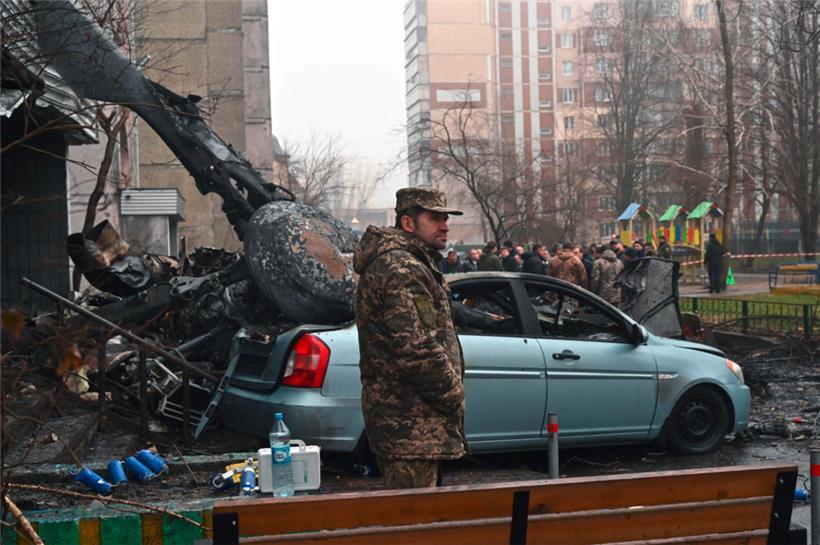 Die Rotorblätter des Hubschraubers fielen auf ein Auto, unweit eines Kinderspielplatzes
