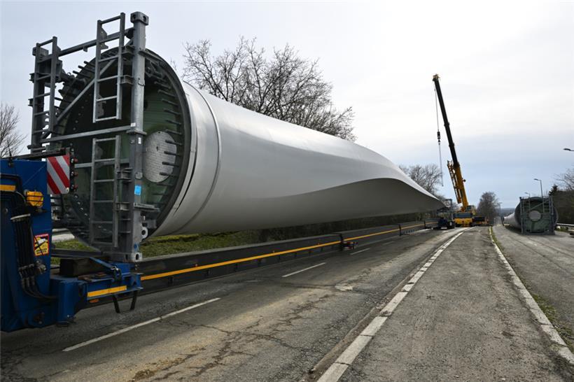 Die Rotorblätter liegen bereits an Ort und Stelle