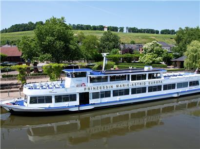Historische Marie-Astrid vor dem renovierten Europamuseum in Schengen, symbolische Investition mit staatlicher Förderunterstützung