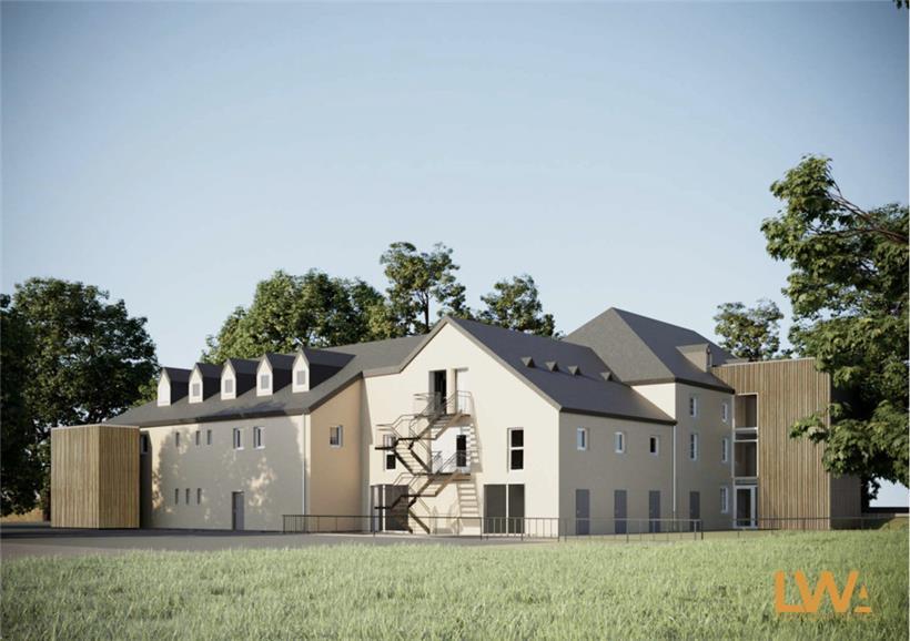 Die Rückseite des Gebäudes mit dem vergrößerten Parkplatz
