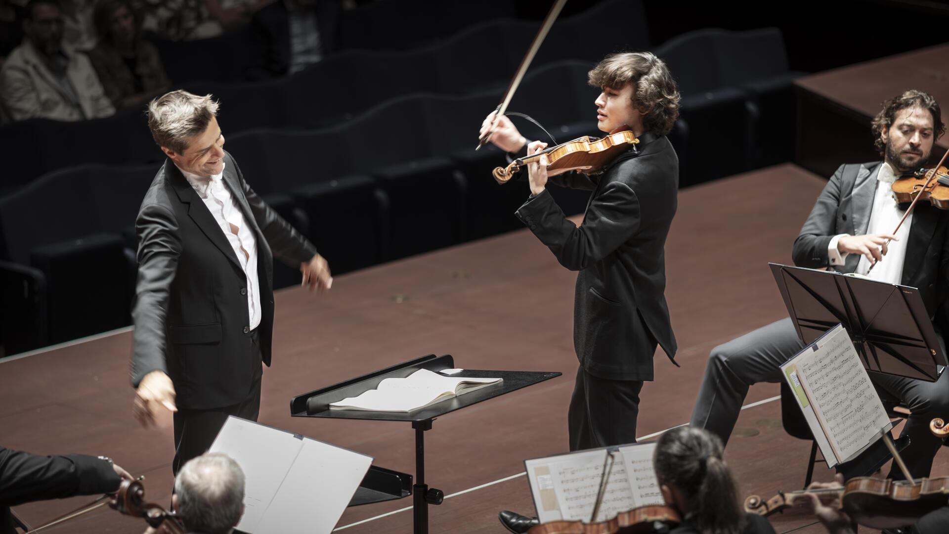 Daniel Lozakovich (r.) und Christoph König (l.) beim Konzert in der Philharmonie