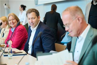 Die SPD-Ko-Vorsitzenden Bärbel Bas (l.) und Lars Klingbeil müssen bei der Klausursitzung der SPD-Bundestagsfraktion eine Richtung vorgeben, wie es künftig weitergeht
