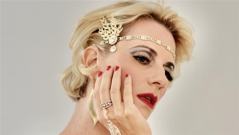 Die Sängerin und Entertainerin Adrienne Haan
