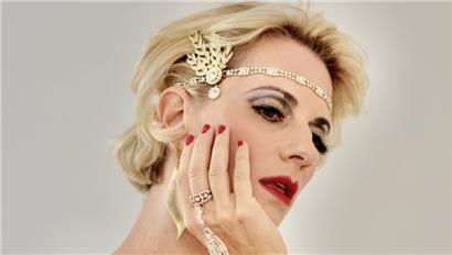 Die Sängerin und Entertainerin Adrienne Haan
