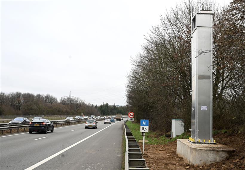 Die Säulen stehen zwischen dem Tunnel Howald und der Ausfahrt zum Kreisel „Iergäertchen“
