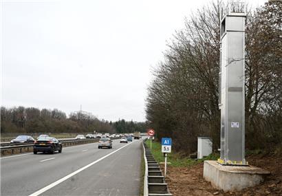 Die Säulen stehen zwischen dem Tunnel Howald und der Ausfahrt zum Kreisel „Iergäertchen“
