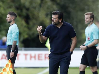 Fußballspieler feiert Saisonabschluss mit Leixoes FC, Platz sieben in der portugiesischen Liga, jubelnd auf dem Spielfeld