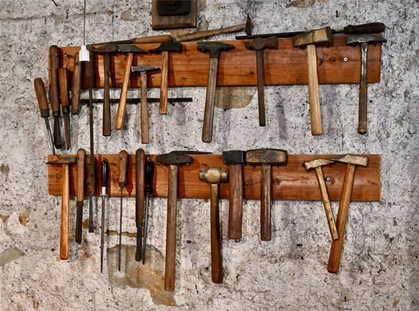 Die Sammlung alter Werkzeuge und Maschinen in dem Raum ist museumsreif