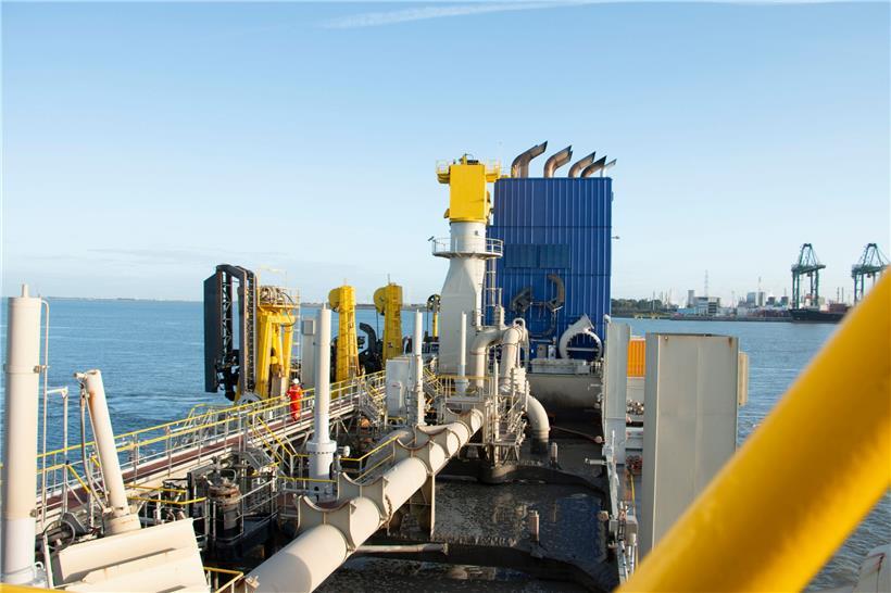 Die „Sanderus“ saugt eine Sand-Wasser-Mischung auf und transportiert sie an eine...