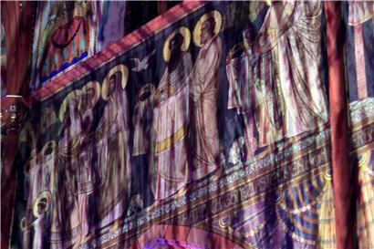 Die Sankt-Martins-Kirche einmal anders: Musik, Tanz und Licht ließen die Düdelinger Kirche bei der Eröffnungsveranstaltung des Vorprogramms von Esch2022 in eine ganze spezielle Atmosphäre tauchen. Selbst die Heiligen gerieten in Verzückung.
