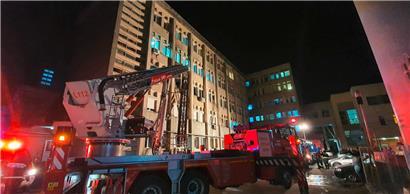 Die Sauerstoffflaschen dürften den Brand noch beschleunigt haben: Wer am Beatmungsgerät hing, war dem Flammeninferno ausgeliefert
