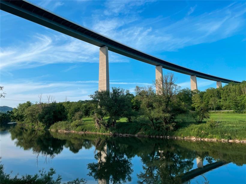 Die Sauertalbrücke ist eine 1.195 Meter lange Autobahnbrücke der deutschen A64 und der luxemburgischen A1. Sie überspannt das Tal der Sauer oberhalb von Wasserbillig in einer Höhe von maximal 98 Metern.
