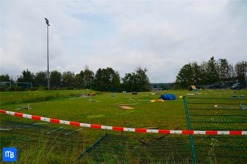Die Schäden am Hundetrainingsplatz vom Boden aus fotografiert