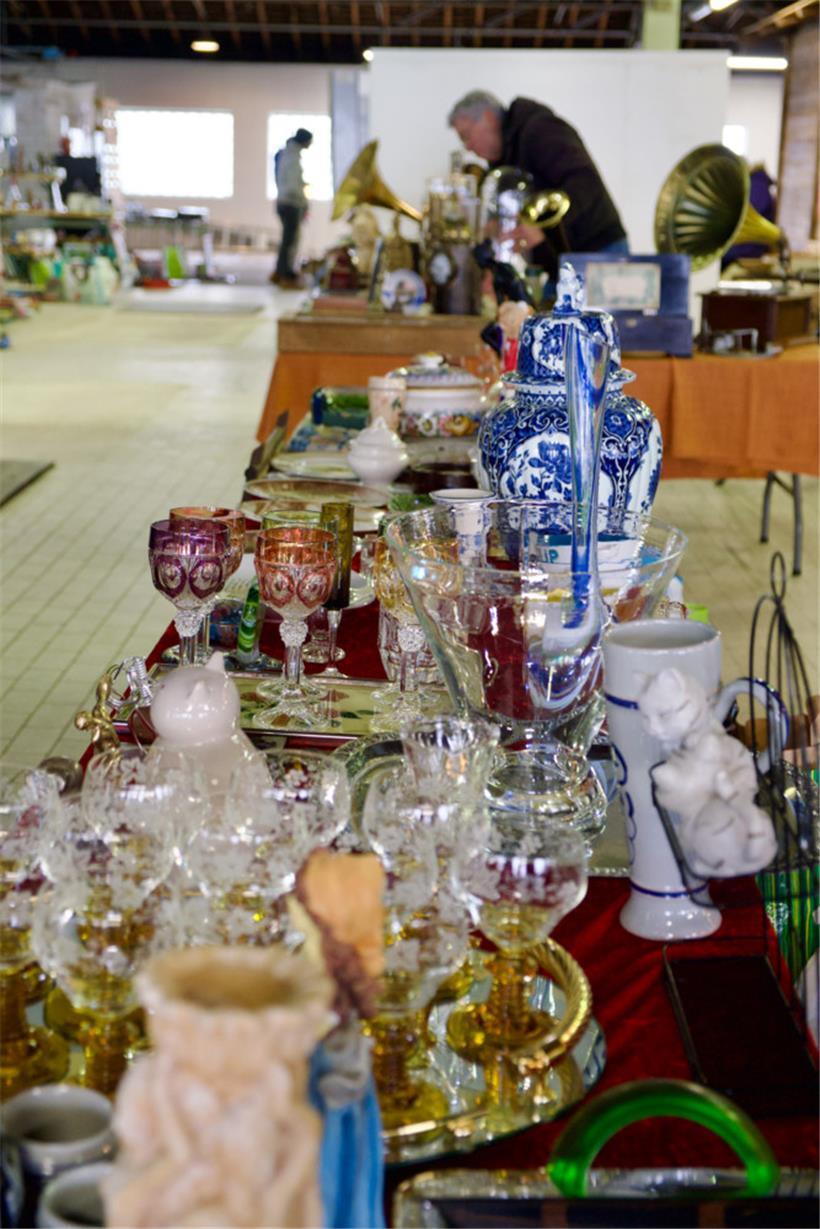 Die Schatzkammer von Anne-Marie Steil: Die Veteranin des Flohmarkts präsentiert funkelnde Kristallobjekte an ihrem liebevoll dekorierten Stand
