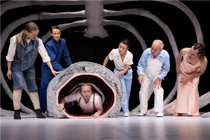 Die Schauspieler (v. l. n r.): Jeanne Werner, Bettina Kerl, Tilman Rose, Laura Laufenberg, Michael Scherff, Tim Breyvogel
