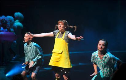 Die Schauspielerin Ida Breimo singt als Pippi Langstrumpf während der Premiere des Zirkus-Musicals „Pippi på Cirkus“ (Pippi im Zirkus).
