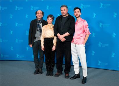 Die Schauspieler*innen gemeinsam mit dem Regisseur (2.v.r.) beim Photo Call
