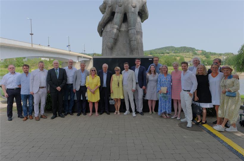 Die Schengener Großfamilie ehrt Roger Weber für seinen europäischen Einsatz und weiht „Unitatis“ von Martin Rehrl ein
