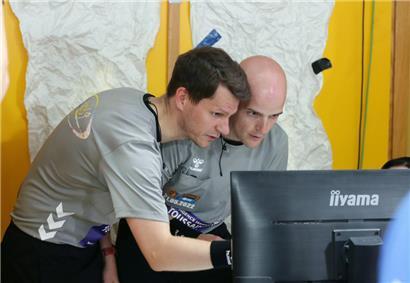 Die Schiedsrichter Philippe Linster (l.) und Alain Rauchs überprüfen im Finale ein grobes Foulspiel von Tom Krier (HB Esch), das eine Rote Karte nach sich zog
