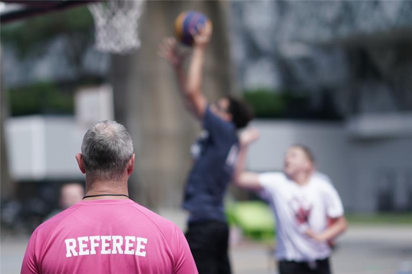 Die Schiedsrichter hatten am Samstag genug zu tun