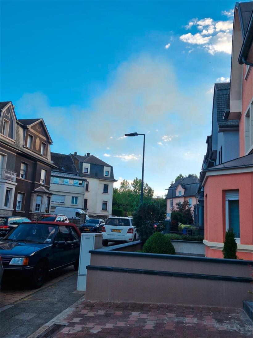 Die Schlackenstaubwolke, fotografiert von der rue du Tramway
