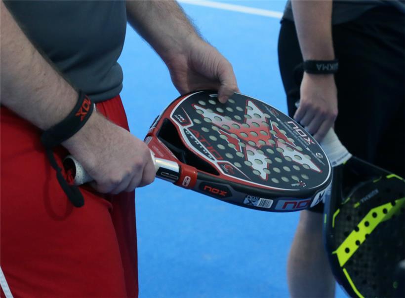 Die Schläger sind namensgebend für die Sportart, weil sie Kanupaddeln ähneln
