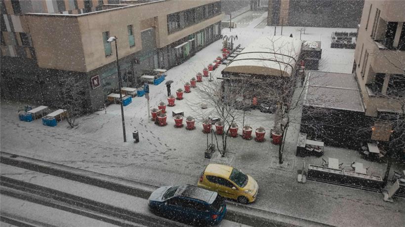 Die Schneeflocken bleiben auf Belval liegen