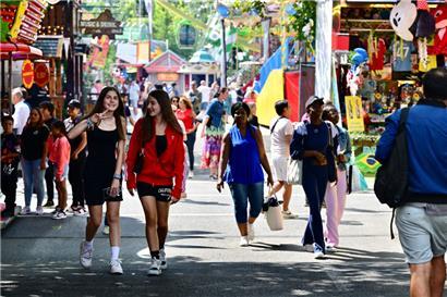 Die Schueberfouer zieht auch in diesem Jahr wieder täglich Tausende Besucher auf das Glacis-Feld
