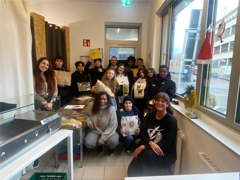 Die Schüler brachten der „Stëmm“ Geschenke und Weihnachtskarten mit
