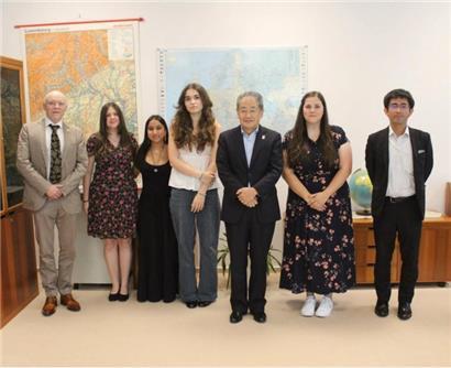 Die Schüler der Sainte-Anne bei ihrem Besuch in der japanischen Botschaft in Luxemburg
