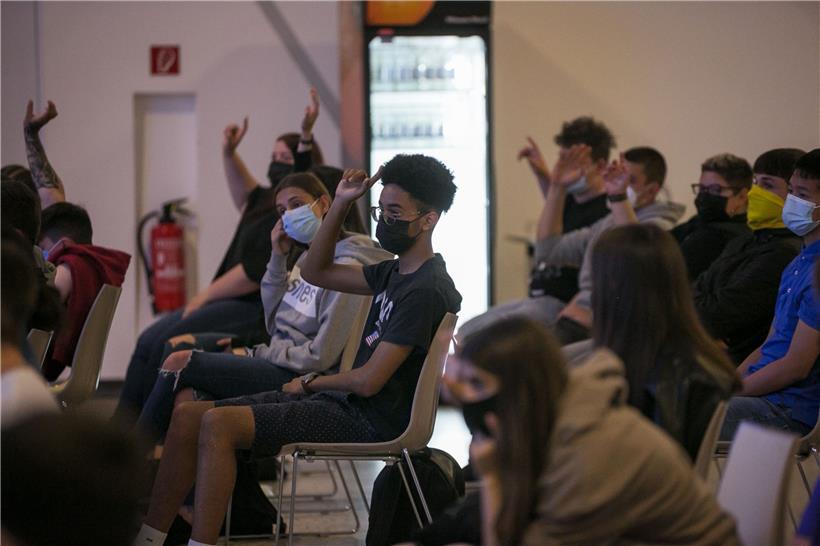 Die Schüler des „Lycée Bel-Val“ haben beim interaktiven Filmfestival viele Fragen und Anregungen zum Thema Nachhaltigkeit
