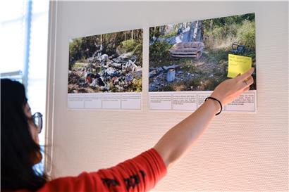 Die Schüler konnten ihre Fragen auf Post-its niederschreiben und auf die entsprechenden Bilder der Ausstellung kleben. Buchautor Prof. Dr. Gilles Reckinger lieferte während der anschließenden Diskussionsrunde die Antworten.
