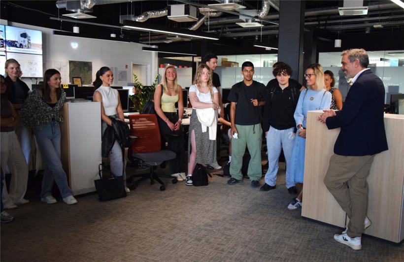 Die Schülerinnen und Schüler konnten Chefredakteur Armand Back ihre Fragen zur A...