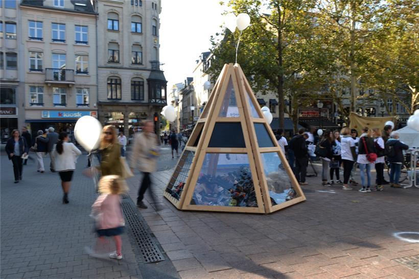 Die Schuhe beziehungsweise deren Erlös kommen den Opfern von Landminen und Raketenangriffen zugute
