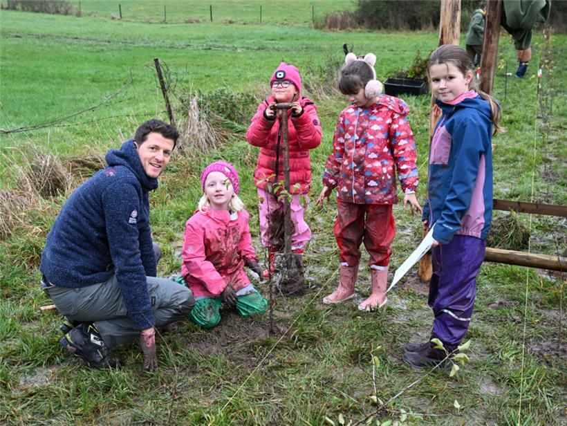 Die Schulkinder aus Burglinster hatten keine Angst, sich schmutzig zu machen, und halfen dabei, Bäume und Hecken zu pflanzen
