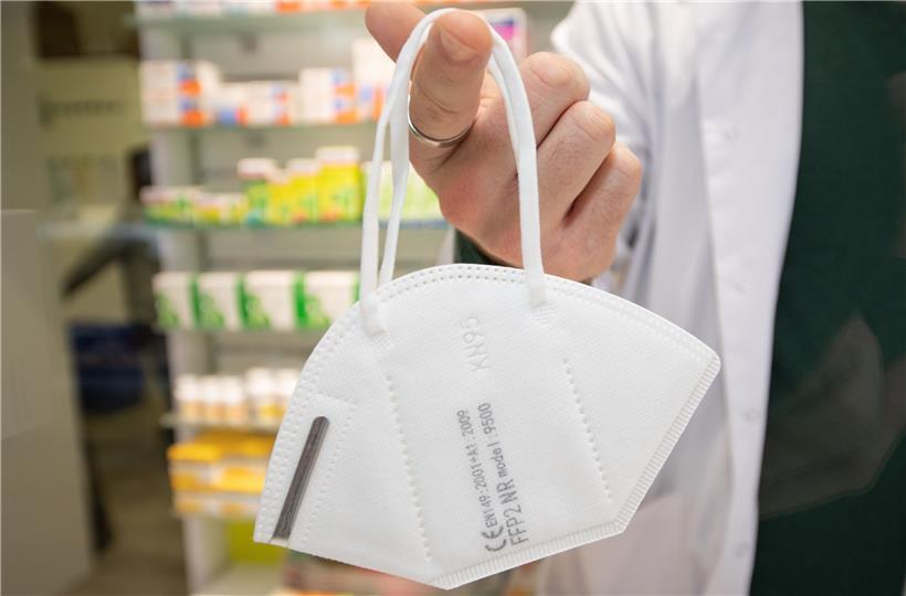 Die Schutzwirkung der FFP2-Masken ist unumstritten. Dennoch sehen immer noch viele Behörden von einer Verschärfung der Maskenpflicht ab. Das kann sich aber bald ändern. 
