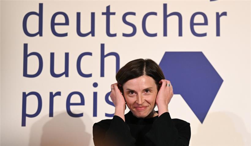 Die Schweizer Autorin Dorothee Elmiger wird für ihren Roman „Die Holländerinnen“ mit dem Deutschen Buchpreis 2025 ausgezeichnet.
