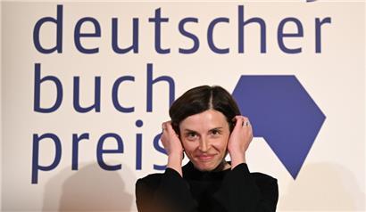 Die Schweizer Autorin Dorothee Elmiger wird für ihren Roman „Die Holländerinnen“ mit dem Deutschen Buchpreis 2025 ausgezeichnet.
