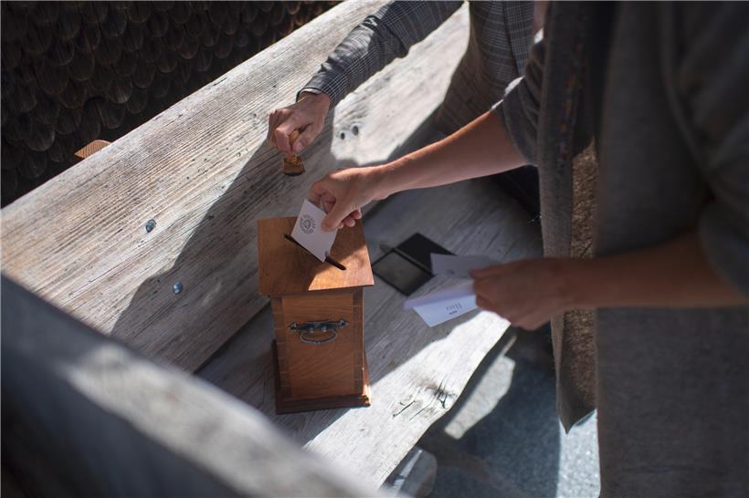 Die Schweizer haben im September bei einer Volksabstimmung über die künftigen Beziehungen zur Europäischen Union abgestimmt. Die Schweizerische Volkspartei (SVP) wollte über das Referendum erreichen, dass der Zuzug von EU-Ausländern gedrosselt wird. Aber die Bürger haben den Vorschlag abgelehnt.
