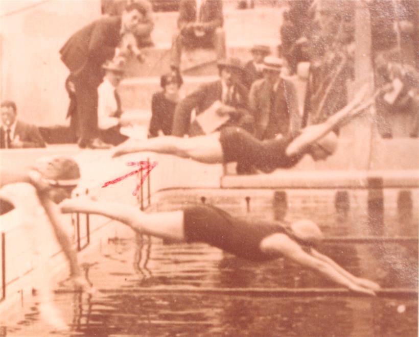 Die Schwimmerin Lory Koster (im Hintergrund ins Wasser springend) gehörte zu den...