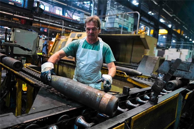 Die Scranton Army Ammunition Plant (SCAAP) stellt Stahlrohre für Granaten des Kalibers 155 mm her, die die Ukraine im Krieg gegen Russland einsetzt
