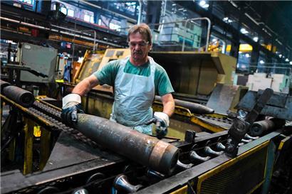 Die Scranton Army Ammunition Plant (SCAAP) stellt Stahlrohre für Granaten des Kalibers 155 mm her, die die Ukraine im Krieg gegen Russland einsetzt
