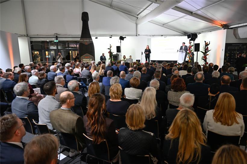Die „Séance académique“ wurde im großen Zelt auf dem Glacis gefeiert, wo ab heut...