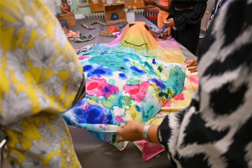 Die Seidenmalerei hat es den Jugendlichen besonders angetan