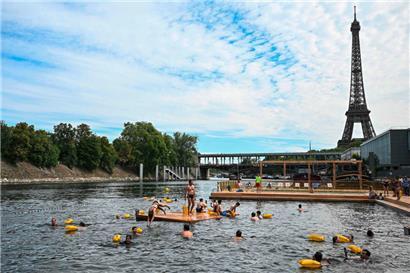 Die Seine bot Einheimischen und Touristen eine willkommene Erfrischung nach den sengenden Temperaturen.
