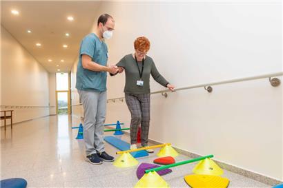 Die Senioren absolvieren viele Gleichgewichtsübungen, damit sie sich so lange wie möglich autonom fortbewegen können
