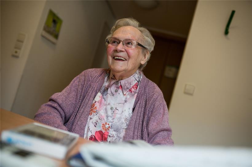 Die Seniorin Marie Thill nimmt das Leben mit Humor: Sie lacht viel und macht gerne Witze
