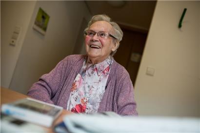 Die Seniorin Marie Thill nimmt das Leben mit Humor: Sie lacht viel und macht gerne Witze
