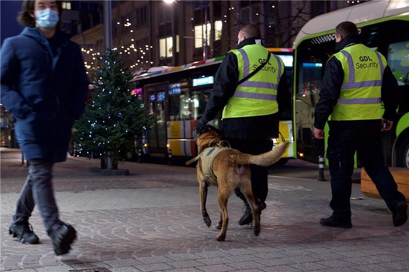 Die Sicherheitsbeamte sollen Präsenz zeigen und Sicherheit erzeugen. Zwei Zweierteams mit Hund sind täglich von 17 bis 23 Uhr im Bahnhofsviertel im Einsatz. Ein weiteres Team patrouilliert am Nachmittag im Stadtzentrum.
